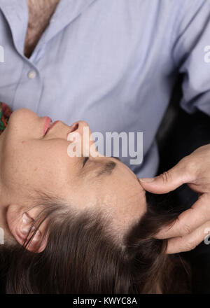 November 2017 - Paar reife Liebhaber genießen jede andere Firma Stockfoto