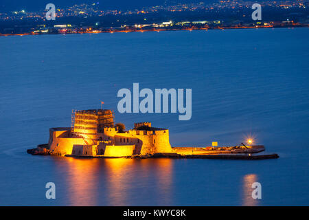 Bourtzi Wasserfestung in Nafplio in der Nacht. Nafplio ist eine Hafenstadt in der Halbinsel Peloponnes in Griechenland. Stockfoto