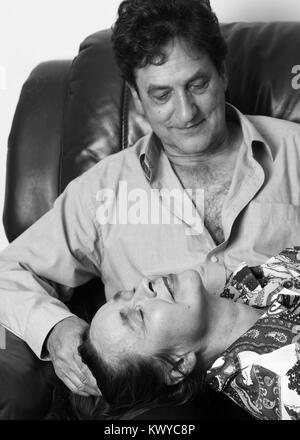 November 2017 - Paar reife Liebhaber genießen jede andere Firma Stockfoto