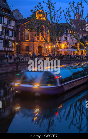 Nacht Kreuzfahrt auf der kranke Canal, Straßburg, Elsaß, Bas-Rhin, Frankreich Stockfoto