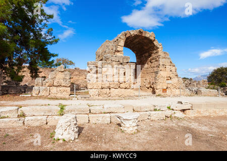 Archäologische Stätte in der Nähe der Tempel des Apollo, die Halbinsel Peloponnes, Griechenland. Antike Korinth war einer der größten und wichtigsten Städte Stockfoto
