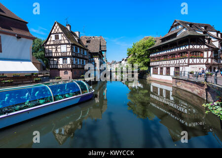 Touristische Bootsfahrt auf der Ill Kanal vor dem Maison Les, Petite France, Straßburg, Elsaß, Bas-Rhin, Frankreich Stockfoto