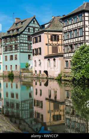 Fachwerkhäuser in der kranke Kanal entlang des Quai de la Petite France, Straßburg, Elsaß, Bas-Rhin, Frankreich widerspiegelt Stockfoto