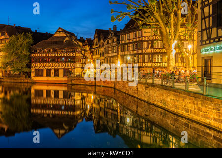 Die Menschen auf der Terrasse an der Gracht bei Nacht, Straßburg, Elsaß, Bas-Rhin, Frankreich Stockfoto