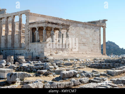 Panoramablick Hintergrund mit Akropolis, Halle von Karyatiden, Erechtheion Tempel in Athen, Griechenland Stockfoto