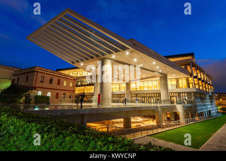 Die Akropolis Museum in der Nacht. Es ist ein archäologisches Museum konzentrierte sich auf die Erkenntnisse der archäologischen Stätte von der Akropolis von Athen in Griechenland. Stockfoto