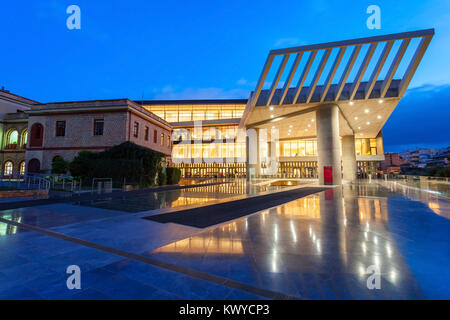 Die Akropolis Museum in der Nacht. Es ist ein archäologisches Museum konzentrierte sich auf die Erkenntnisse der archäologischen Stätte von der Akropolis von Athen in Griechenland. Stockfoto