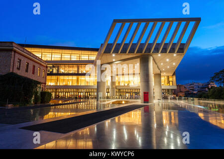 Die Akropolis Museum in der Nacht. Es ist ein archäologisches Museum konzentrierte sich auf die Erkenntnisse der archäologischen Stätte von der Akropolis von Athen in Griechenland. Stockfoto