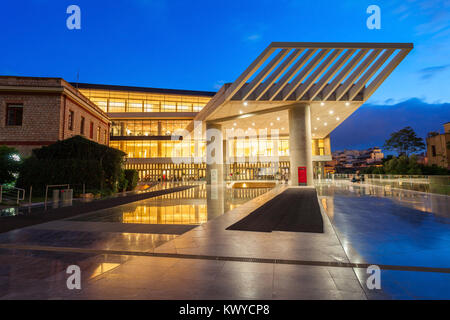 Die Akropolis Museum in der Nacht. Es ist ein archäologisches Museum konzentrierte sich auf die Erkenntnisse der archäologischen Stätte von der Akropolis von Athen in Griechenland. Stockfoto