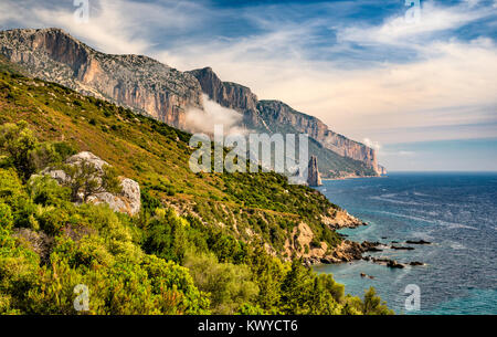 Punta Giradili massiv mit Punta Pedra Longa Pinnacle im Abstand, Costa di Levante, Tyrrhenische Küste, Sardinien, Italien Stockfoto