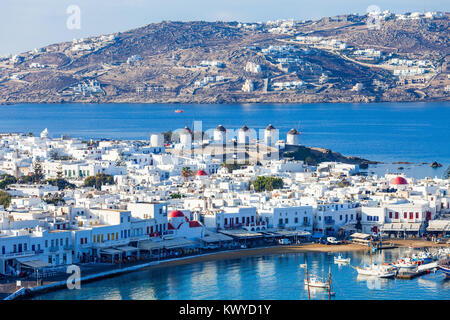 Das Mykonos Windmühlen sind ikonische Funktion der griechischen Insel Mykonos. Die Insel ist eine der Inseln der Kykladen im Ägäischen Meer, Griechenland. Stockfoto