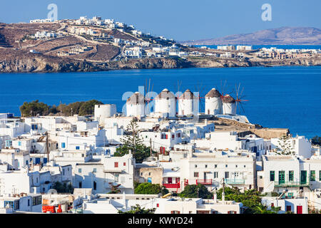 Das Mykonos Windmühlen sind ikonische Funktion der griechischen Insel Mykonos. Die Insel ist eine der Inseln der Kykladen im Ägäischen Meer, Griechenland. Stockfoto