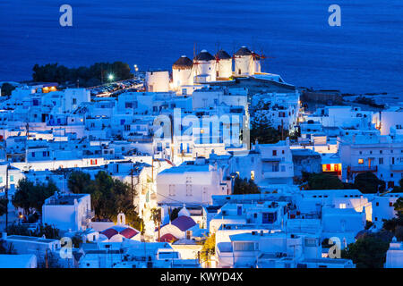 Das Mykonos Windmühlen sind ikonische Funktion der griechischen Insel Mykonos. Die Insel ist eine der Inseln der Kykladen im Ägäischen Meer, Griechenland. Stockfoto