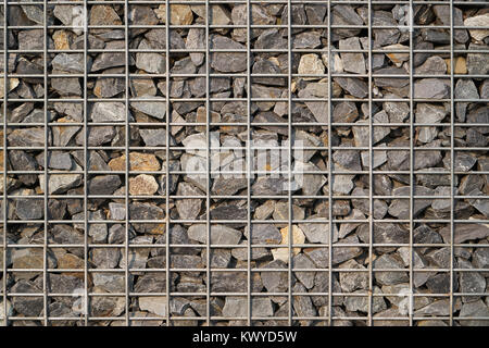 Gabionen aus Naturstein und Metall Drahtgeflecht für den Bau. Stockfoto