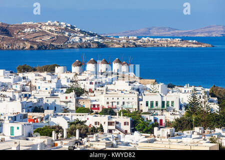 Das Mykonos Windmühlen sind ikonische Funktion der griechischen Insel Mykonos. Die Insel ist eine der Inseln der Kykladen im Ägäischen Meer, Griechenland. Stockfoto