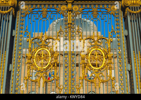 Frankreich Architektur Detail Blick auf die reich vergoldeten Tore des Palais de Justice, das Oberste Gericht in Paris, Frankreich Stockfoto