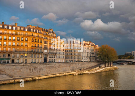 Paris Quai Seine, Blick auf den Sonnenuntergang über dem Fluss Seine Wohnungen entlang des Quai d'Orleans auf der Ile St-Louis, Paris, Frankreich. Stockfoto