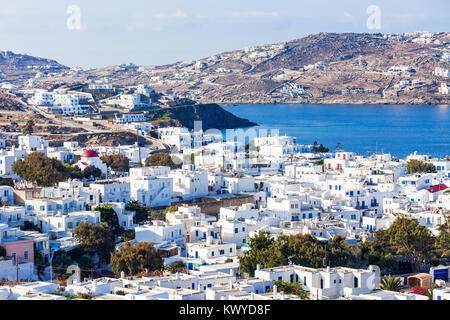 Insel Mykonos Antenne Panoramablick. Mykonos ist eine Insel der Kykladen in Griechenland. Stockfoto