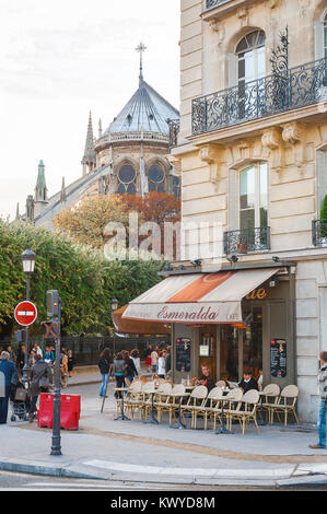 Pariser Café, Blick auf ein Straßenecke-Café auf der Ile de la Cite, Paris, mit Kathedrale Notre Dame im Hintergrund, Frankreich. Stockfoto