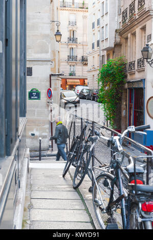 Pariser Straße, Blick entlang einer typischen schmalen Straße in der Nähe der Rue des Ursins, im mittelalterlichen Viertel von Zentral-Paris, Frankreich. Stockfoto