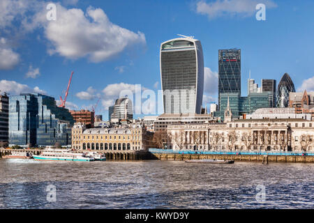 Skyline von London mit dem Walkie Talkie, der Käse Reibe, die Gurke und die Themse. Stockfoto