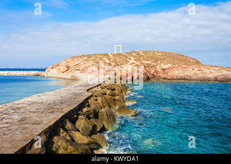 Naxos Portara oder Apollo Tempel Eingangstor an Palatia Insel in der Nähe der Insel Naxos in Griechenland Stockfoto