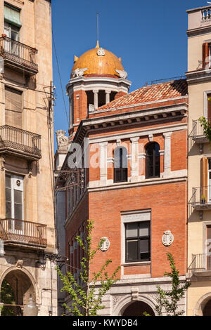 Eine Ecke von der Plaza de la Independencia mit der Kuppel des Post Office, Girona, Katalonien, Spanien. Stockfoto