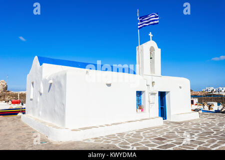 Agios Nikolaos Kirche auf Naoussa direkt am Meer auf der Insel Paros in Griechenland Stockfoto