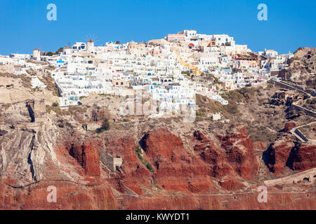 Stadt Oia Antenne Panoramablick. Oia auf Santorin, Kykladen in Griechenland Stockfoto