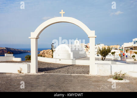 St. George Kirche (ekklisia Agios Georgios) ist eine griechisch-orthodoxe Kirche in Oia, Santorini in Griechenland Stockfoto