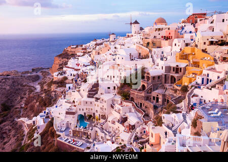 Windmühlen auf der Insel Santorin in den Kykladen, Griechenland auf dem Sunset Stockfoto