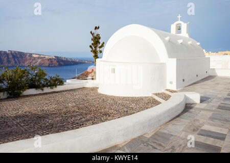 St. George Kirche (ekklisia Agios Georgios) ist eine griechisch-orthodoxe Kirche in Oia, Santorini in Griechenland Stockfoto