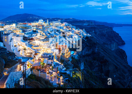 Die Stadt Fira Antenne Panoramaaussicht, Santorini bei Sonnenuntergang. Fira ist die moderne Hauptstadt der Insel Santorini, Kykladen in Griechenland. Stockfoto