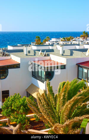 Weiße Häuser im Wohngebiet in einer Sea Resort Stockfoto