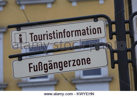 Franken, Deutschland. 27. Dezember 2014. Zwei Schilder in deutscher Sprache hängen von einer Straße Pole, die den Weg zu den Touristischen Informationen Stockfoto