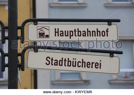 Franken, Deutschland. 27. Dezember 2014. Zwei Schilder in deutscher Sprache hängen von einer Straße Pole, die den Weg zum Bahnhof und Bibliothek Stockfoto