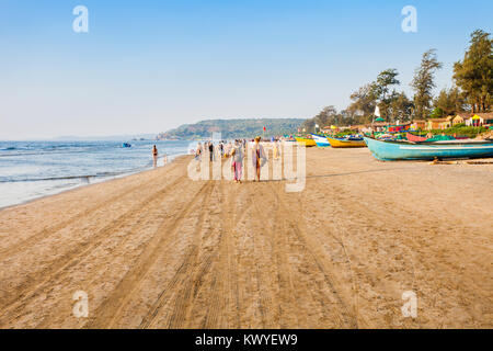 Nicht identifizierte Touristen und Fischer Boote auf dem Arambol Beach in North Goa, Indien Stockfoto