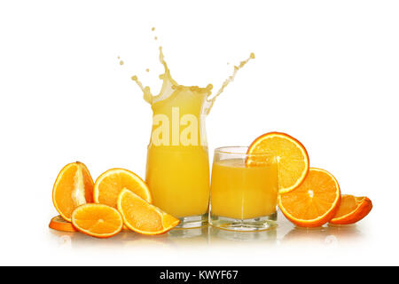 Zwei Gläser Spritzer Orangensaft und Obst auf weißem Hintergrund mit Freistellungspfad isoliert Stockfoto