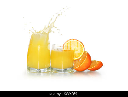 Zwei Gläser Spritzer Orangensaft und Obst auf weißem Hintergrund mit Freistellungspfad isoliert Stockfoto