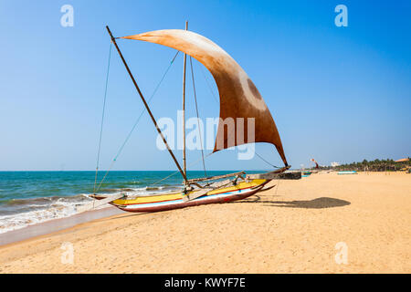 Schönheit touristische Boot am Strand von Negombo. Negombo ist eine wichtige Stadt an der Westküste von Sri Lanka gelegen. Stockfoto