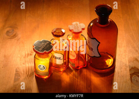 Gruppe von alten Glas leer pharmazeutischen Fläschchen stehen auf hölzernen Tisch Stockfoto