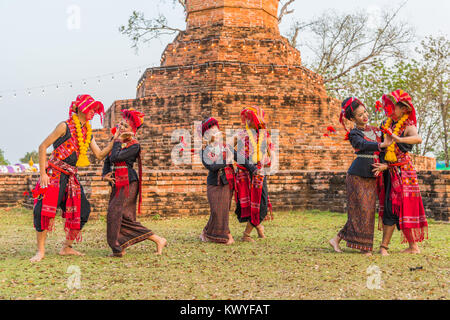 KALASIN, THAILAND - 20. FEBRUAR 2016: Mädchen und jungen Tänzer mit lokalen Kleid, thailändischen Nordosten traditionellen Tanz an Yaku Pagode Stockfoto