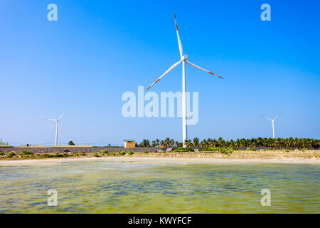 Windenergieanlagen in Kalpitiya, Sri Lanka. Wind Turbine ist ein Gerät, das wandelt die Winde, die kinetische Energie in elektrische Energie.