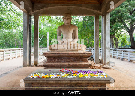 Der Samadhi Buddha Statue an Mahamevnawa Park in Anuradhapura, Sri Lanka. Anuradhapura ist einer der alten Hauptstädte von Sri Lanka. Stockfoto