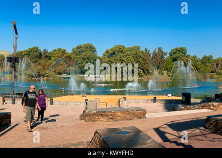 Isla Magica (Magic Island) Theme Park - Der See Amphitheater, Sevilla, Andalusien, Spanien, Europa Stockfoto