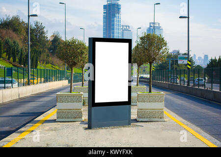 Leere weiße Werbung Leuchtkasten von der Straße am blauen Himmel mock up Design Konzept