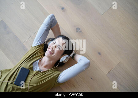 Frau Hören von Musik mit Smartphone und Kopfhörer Stockfoto