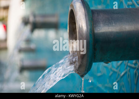 Sauberes Wasser läuft aus vielen türkischen Armaturen mit funkelnden Tropfen Stockfoto