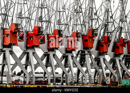 Eine Reihe von hafenkräne im Seaport und Rotterdam Werften Stockfoto