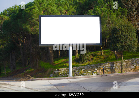 Horizontalen weißen Hinweistafel auf dem Hintergrund der grüne Bäume Mock up Stockfoto